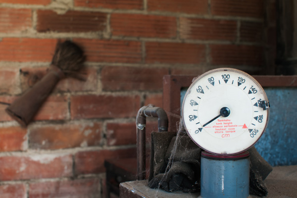 image of a heating oil tank gauge