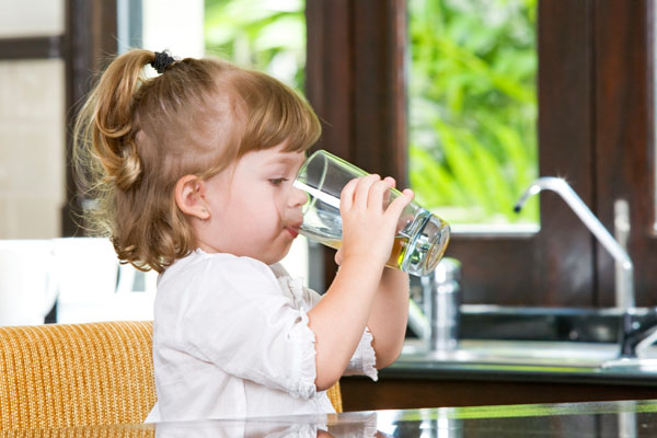 image of a child drinking water to stay hydrated when an air conditioner malfunctions