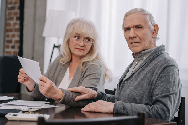 image of a couple paying high energy costs due to inefficient air conditioner